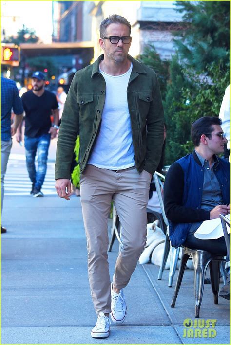 Ryan Reynolds Looks So Sexy In His Specs Photo 3770183 Ryan Reynolds Pictures Just Jared