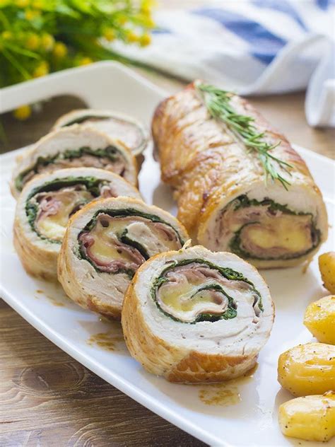 Si fanno marinare per una notte i cubetti di feta (200g) in succo e scorza di limone, olio evo, menta tritata, semi di sesamo tostati, semi di finocchio. Ecco il rollè di tacchino ripieno al forno servito in ...