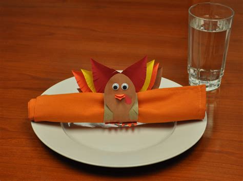 Kid Friendly Thanksgiving Craft - Turkey Napkin Ring | Kid friendly