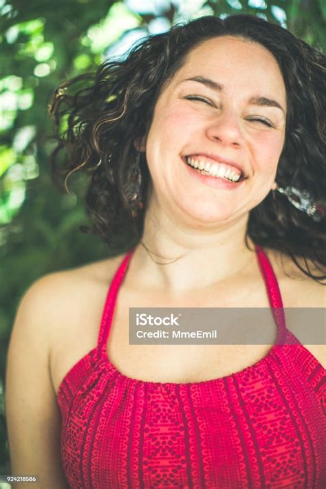 Tertawa Dan Menikmati Hidup Wanita Kebahagiaan Foto Stok Unduh Gambar