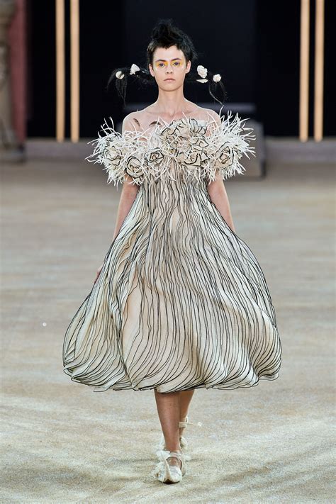 Guo Pei Fall 2019 Couture Fashion Show Collection See The Complete Guo