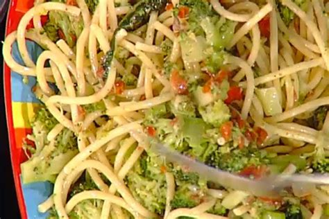 Non si tratta di una ricetta difficile ma di una ricetta abbastanza lunga e soprattutto si deve mettere in conto. Ricetta Bucatini con pomodori secchi e broccoli | RicetteMania