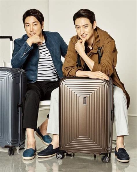 Lee je hoon played a gloomy character in where stars land , but did you know that he loved to style chae soo bin's hair behind the scenes? Lee Je Hoon (이 제 훈)에 있는 핀