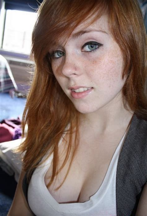 Redhead freckles and cleavage Foto Pornô