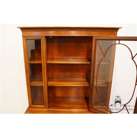 Find duncan phyfe china cabinet from a vast selection of furniture. 1940's Vintage Walnut Duncan Phyfe China Cabinet | Chairish