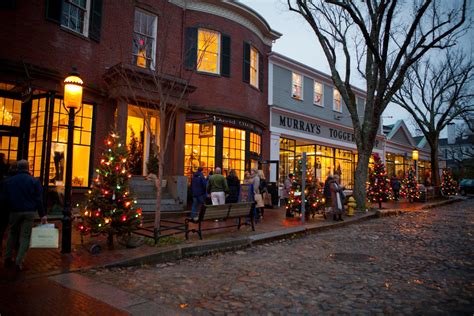 From thanksgiving to the midnight hour on december 31st, the nantucket is one of the merriest places on the island. Nantucket Island - Five Fabulous Fall Events - LADYHATTAN
