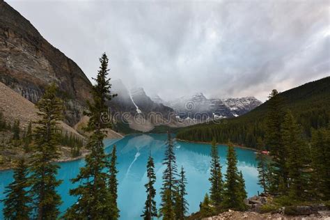 Parque Nacional Banff De Moraine Lake Alberta Foto De Archivo Imagen