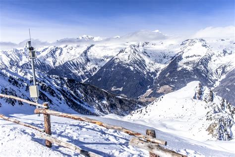 무료 이미지 눈 날씨 스키 타기 시즌 산등성이 겨울 스포츠 의지 알프스 산맥 Piste 스키 투어 산길