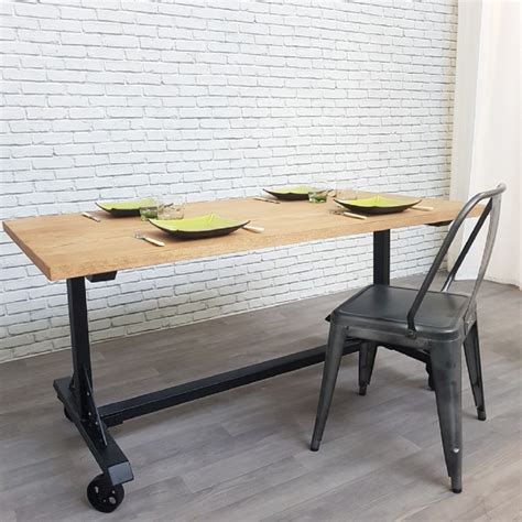 Placé au centre de la pièce de manière traditionnelle, il sera très bien mis en. Table de cuisine contemporaine avec roulettes - LA&KA Design'