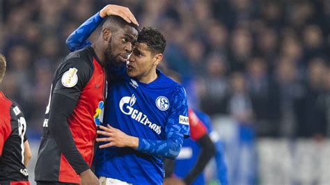 Fc schalke hat nach den vorfällen untersuchungen angekündigt. Rassismus-Vorwurf bei Schalke-Hertha: Torunarigha "wollte ...