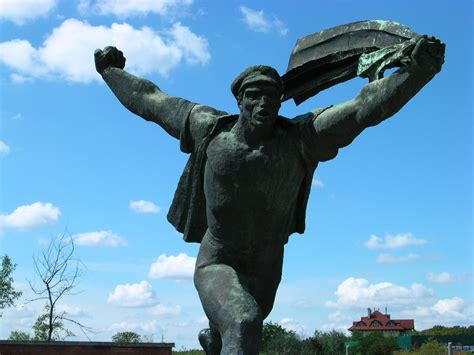 Located on the outskirts of budapest this park is not on the main tourist routes. Il Parco delle Statue a Budapest | Memento Park di Budapest
