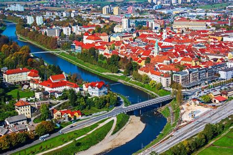 Vista Aérea De La Ciudad De Celje En Eslovenia Techos Rojos Río Y