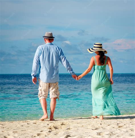 Premium Photo Couple On Vacation Walking On A Tropical Beach Maldives