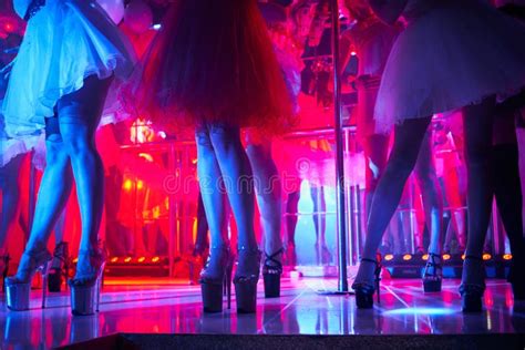 Jonge Sexy Vrouwen Dansen Striptease Op Polen In De Nachtclub