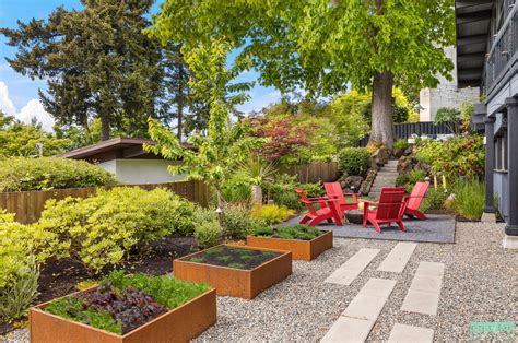 🍃 this low maintenance beauty makes the perfect decor accent, adding a pop of color & charm to the space 🪴 Mid-Century Modern Backyard