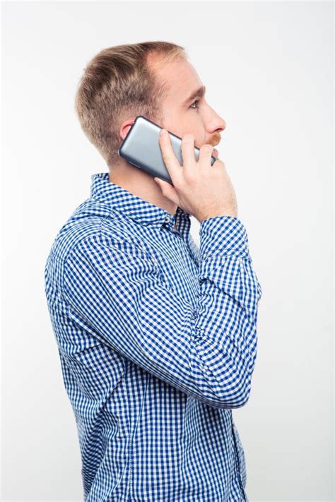 Homem Ocasional Que Fala No Telefone Imagem De Stock Imagem De Camisa