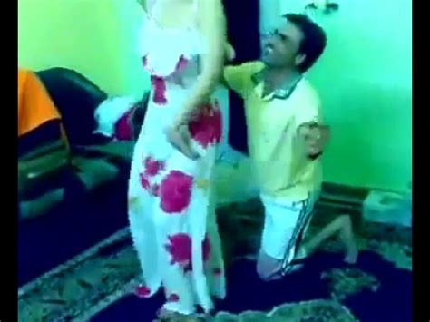 غرفتي اتحسس جسدي صدري بطني كسي كل شئ فيه غمضت عيوني وحاولت تاني ابعده عن تفكيري ولكنه الح عليا في خيالي واخذ يعبث بي في خيالي وانتفضت علي جرس الباب وفتحت وانا مستغربه الساعة قاربت الواحدة نص الليل وتسمرت مكاني وسكت عماد ايه جابك. رقص شرقي رقص ساخن | Doovi