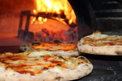 Ha dimensioni e bocca grande per cucinare 4 pizze in 90 secondi. Dove mangiare pizza cotta nel forno a legna a Barletta ...