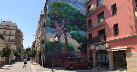 Nou Mural Artístic Al Lateral Dun Edifici Al Carrer Barcelona