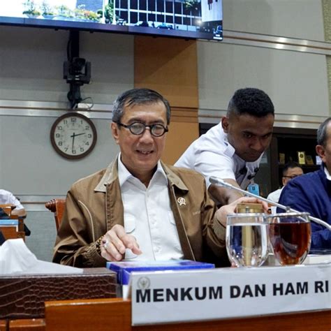 Mantan menkumham, yasonna laoly tiba di istana negara, jakarta untuk berdiskusi dengan live streaming 24 jam: Yasonna Bersumpah Tak Kenal Harun Masiku: Saya Orang ...