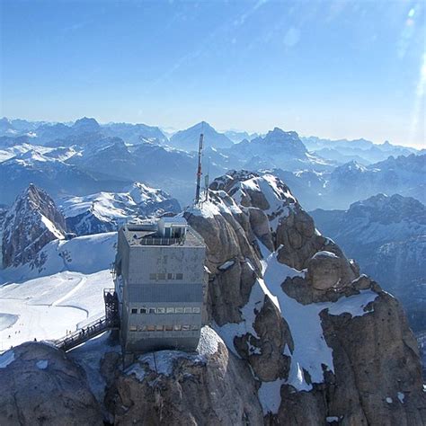 La funivia, con le sue 120 cabine biposto porta tutti i gentili ospiti in 15 minuti al pian dei fiacconi a 2626 m. Marmolada: ecco la terrazza di 'Punta Rocca', area ...