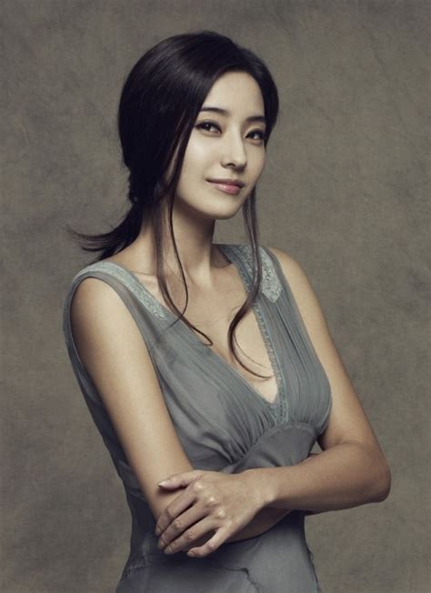 Actress Han Chae Youngs Wedding Ring Price Revealed