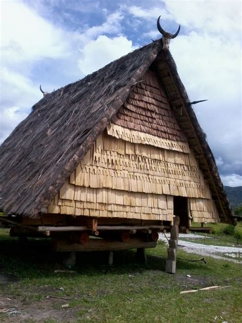 Rumah tradisional pewaris atau walewangkoa sulawesi utara ini memiliki tampilan yang bagus. Beratapkan Ijuk