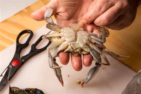 How To Clean A Soft Shell Crab The New York Times