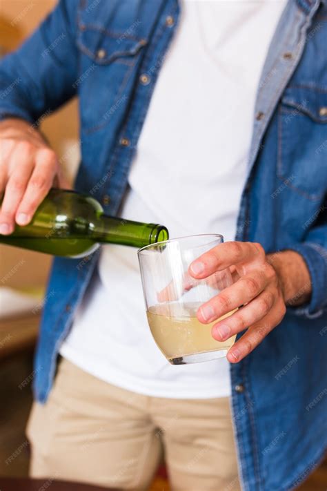 Close Up De Um Homem Cerveja Derramando Em Vidro Foto Grátis