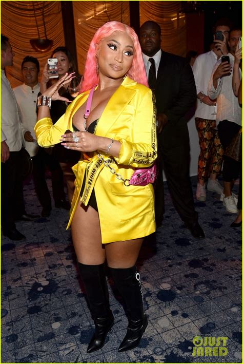 Nicki Minaj Shows Off Hot Pink Hair At Elle S Nyfw Party Photo 4139494 Ashlee Simpson Coco