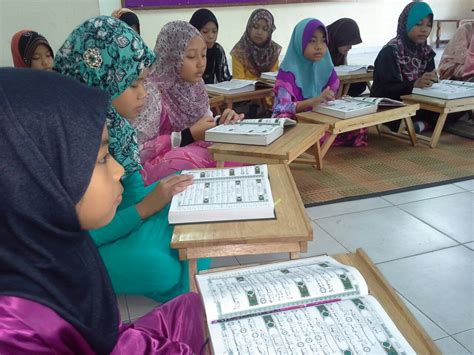 Walaupun ensiklopedia ini merupakan yang pertama dalam bahasa indonesia namun ia bukan yang pertama di nusantara karena sudah ada. Sambutan Majlis Khatam Al-Qur'an 2014 - SEKOLAH KEBANGSAAN ...
