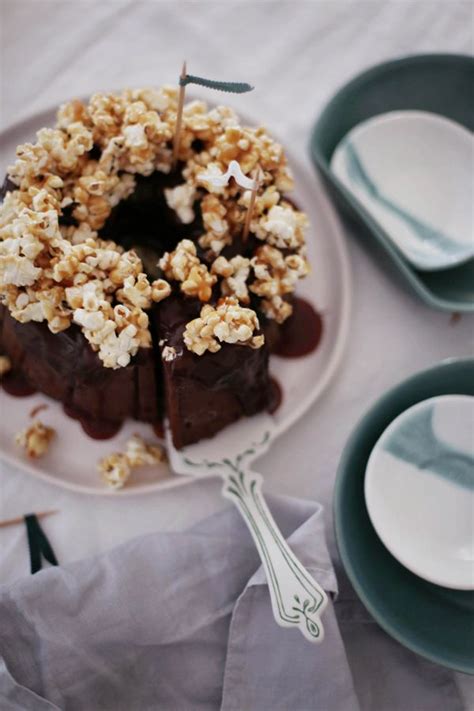Mein erster versuch des kuchens ist also mit original nutella. Nutella-Bananen-Kuchen mit Karamell-Popcorn | Fräulein ...