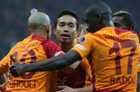 Eski̇şehi̇rspor'un maçlarını oynadığı 33 bin kişi kapasiteli yeni eskişehir stadyumu'nun çatısı ve çatı direklerinde yoğun kar yağışının ardından hasar meydana geldi. Hazırlık maçında ilk rakip Eskişehirspor - Futbol