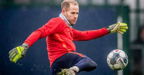 Join the discussion or compare with others! RB Leipzig-Torwart Péter Gulácsi stiftet drei Paar Handschuhe