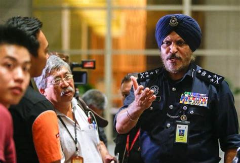 Datuk seri amar singh a/l ishar singh (lahir 6 jun 1958) merupakan seorang pegawai polis malaysia yang berkhidmat di polis diraja malaysia (pdrm). Wow! 14 Tiara Dan 1,600 Brooch Antara Barang Mewah Yang ...