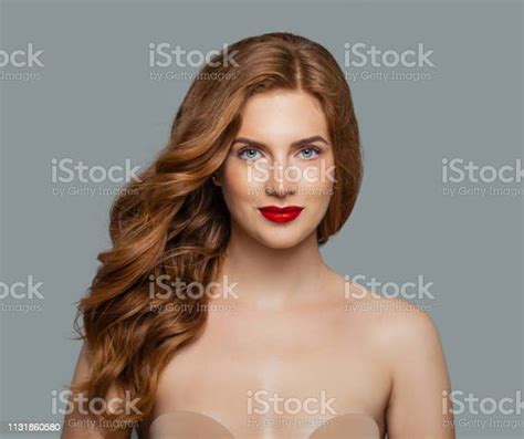긴 반짝 곱슬 머리와 빨간 머리 소녀입니다 물결 모양의 헤어 스타일과 아름 다운 모델 여자 여자에 대한 스톡 사진 및 기타 이미지 Istock