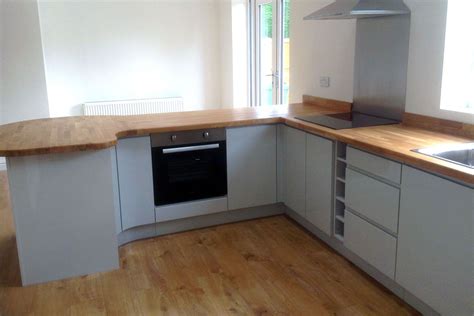 Matt dove grey handles kitchen aria mistral worktops with matching splashback behind the hob. An Innova Luca Gloss Dove Grey Handleless Kitchen | Cheap ...