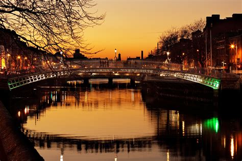 夕暮れのダブリン ハーフペニー橋とリフィー川 アイルランドの風景 Beautiful 世界の絶景 美しい景色