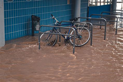 Akan tetapi, haus dan lusuh biasa boleh mengurangkan kerintangan air. Bagaimana Melupuskan Al-Quran Yang Rosak Akibat Banjir