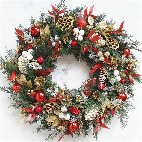 20 Traditional Christmas Wreath Images