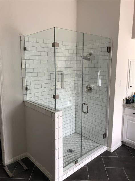 90 Degree Glass Shower Enclosure With Notched Inline Panel At Half Wall Trendy Badeværelse