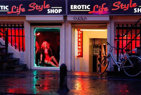 Tourists Ordered To Stop Ogling Sex Workers In Amsterdam Red Litghts