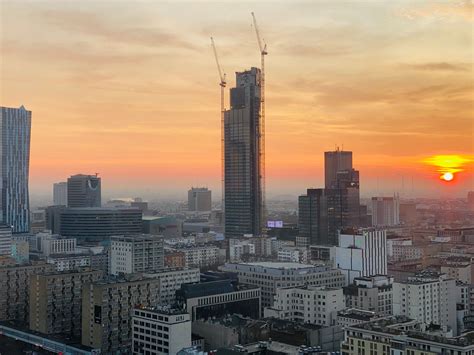 310 metrowa wieża Varso Tower w Warszawie pnie się w górę - investmap.pl