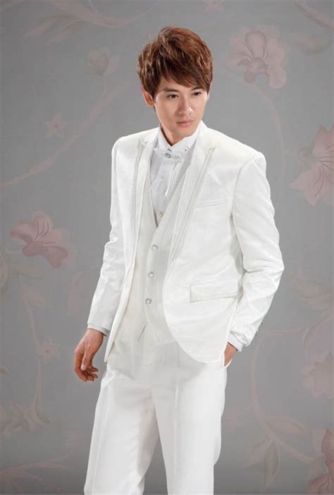 Mukuta merupakan sebutan bagi baju pengantin pria. Model Desain Jas Pengantin Pria Terbaik Warna Putih
