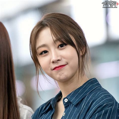^ 지수, '기쁜 우리 여름날'로 제25회 biff 올해의 배우상 수상 정말 영광 jisoo wins the 25th biff actor of the year award for'our happy summer day'. 170424 인천공항 출국 지수 직찍 + 움짤 :: 지수홀릭의 덕질블로그