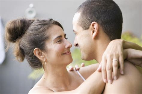 relations raisons pour lesquelles les femmes plus âgées flirtent avec les hommes plus jeunes
