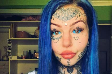 Body Transformation K Nstlerin Amber Luke Instagrammerin Ist Nach Augapfel Tattoo Mehrere