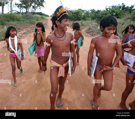 Los Niños Indios De Xingu Ir A La Escuela Construida En La Aldea Por El