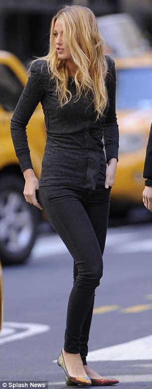 Blake Lively Shows Off Her Slim Figure In A Clingy Top And Skinny Jeans