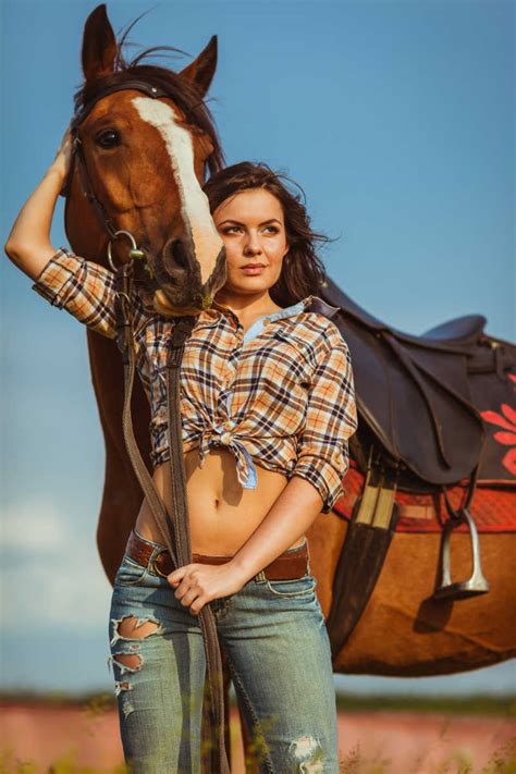 性感的西部牛仔美女图片 美丽的女牛仔在农田上造型摆姿势素材 高清图片 摄影照片 寻图免费打包下载
